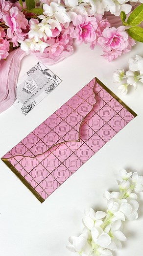 ✨ DIY Umschlag aus A4 Papier ✨ Heute habe ich aus einem A4-Blatt (200 gsm) diesen eleganten Umschlag gefaltet. Ich habe mich beim Falten am Muster des Papiers orientiert – so könnt ihr ganz flexibel die Größe anpassen, z. B. für eine Grußkarte, einen Gutschein oder Geldgeschenke. 🎁 | Raushan Willms