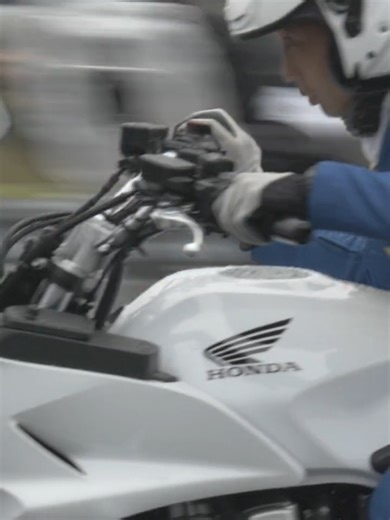 雨天でも美しい白バイ隊の走行技術