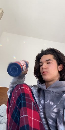 seven rings by ariana grande but it’s my kneecap and my water bottle