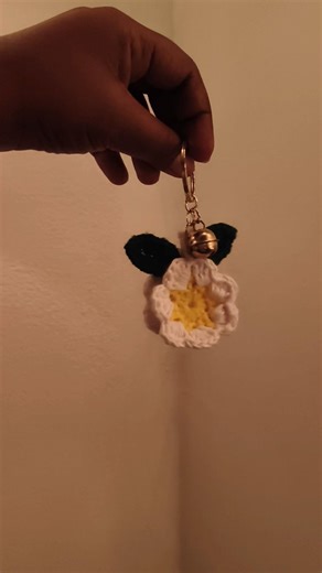 crochet Daisy flower keychain #diy #viral #crochet #handmade#shorts#daisy #keychain #crochetkeychain