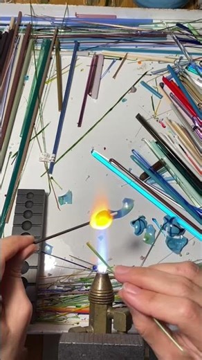 I make a hollow bead with a zigzag pattern. #artglass #glassbeads #handmadebeads #lampwork