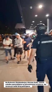Na Bulevaru Oslobodenja u Novom Sadu, tokom sukoba upotrebljena su pirotehnicka sredstva. Na terenu je veliki broj policajaca. | Blic NAJNOVIJE VESTI