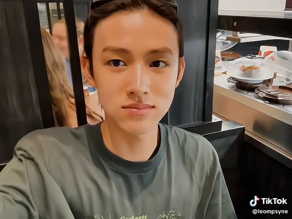 Seonghyeon Sings Malay Song in Emotional Duet