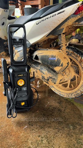 Cuci Motor Honda Vario 160 dengan Mesin Jet Cleaner