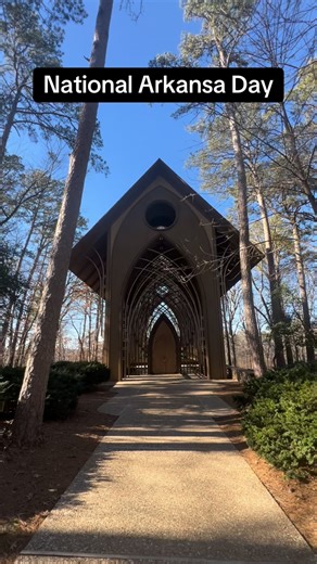 It’s National Arkansas Day!! While I’ve only spent less then 24 hours in the state I sure hit some amazing stops along the way!! - Mildred B. Cooper Memorial Chapel is stunning and I even got to witness a surprise proposal - Tanyard Creek Nature Trail and got to see a waterfall - Crystal Bridges Museum of American Art was amazing and I wish I would have had more time to explore! Have you been to Arkansas?? #arkansa #roadtrip #travel #bentonville #millennial | The Midwest Millennial