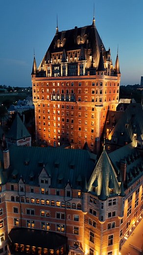 林葳 on Instagram: "Quebec City’s Château Frontenac 🏰✨ Looks like Europe, but it’s right here in Canada 🇨🇦 Save this for your travel list! 魁北克城的芳堤娜城堡 🏰✨ 像極了歐洲，卻在加拿大 🇨🇦 收藏起來，旅行必去！ #quebec #quebeccity #visitquebec #drone"