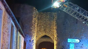 La grande échelle des pompiers déployée à proximité du château de Sablé-sur-Sarthe