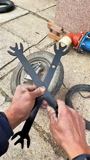 Unloading electric motorcycle tires becomes easy