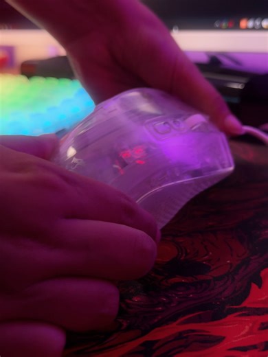 CADÊ OS FÃS DE RGB?! 😱😱 O Redragon Chazzis Cristal é totalmente transparente pra você ver cada detalhe do RGB em ação. Visual absurdo, pegada confortável e precisão extrema com sensor Sigma SG8960 de até 24000 DPI. Leve, rápido, com 8 botões programáveis, ele foi feito pra quem quer jogar uma gameplay memorável e montar um setup único. #redragon #setup #mouse #novidade #lançamento #novidade #chazzis #crystal #transparente