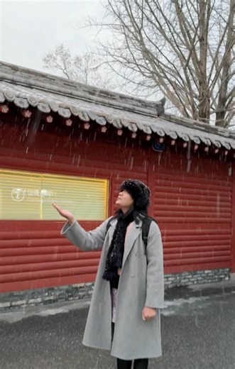 Naaalala ko noong mga bata pa kami, kapag may bagong washing machine o ref ang kapitbahay, una-unahan kaming kunin ang kahon na pinaglagyan. May styro yun sa loob, yun talaga ang kukunin namin. Puputol-putulin namin iyon, ikakaskas sa magaspang na pader at sisisgaw ng “umuulan ng nyebe!” Ay di sa umaga bago magwalis ang Inay, ihahataw muna sa amin ang walis 🤣 Pangarap ko to, ang sumuong sa totoong nyebe. Pangarap namin ito ng mga kapatid ko. Masaya akong unti unti kong inabot ang pangarap namin