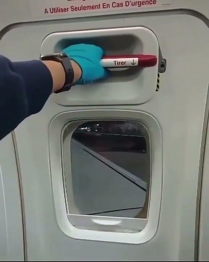 Opening the Overwing Emergency Exit Door on a #Boeing 737 700 NextGen
