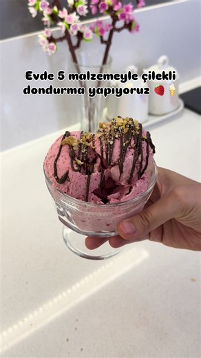 Evde katkısız ve sadece 5 malzemeyle hazırlayabileceğiniz nefis bir çilekli dondurma tarifi 🍓 Malzemeler: 200 gr dondurulmuş çilek 2 adet dondurulmuş muz Yarım çay bardağı süt Yarım su bardağı toz krem şanti 2 yemek kaşığı bal Yapılışı: Dondurulmuş çilek ve muzları rondoya alın. Süt, toz krem şanti ve balı ekleyip pürüzsüz olana kadar çekin. Karışımı bir kaba aktarın ve birkaç saat buzlukta dinlendirin. Kaşıkla servis ederek afiyetle tüketin. 🤍 Devam için beni takip etmeyi unutmayın 🌸 #dondur