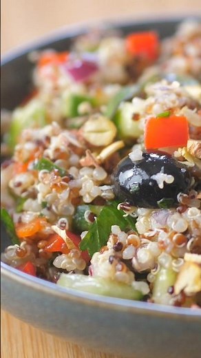 🥗🌱 Salade fraîche et colorée à base de quinoa, légumes croquants et vinaigrette citronnée 🍋🍅