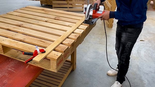 DIY Rustic Bars Made From Recycled Wood Pallets Bringing Charm And Functionality