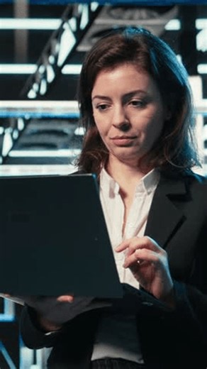 clip-4007818285-vertical-video-creating-digital-twin-scan-laptop