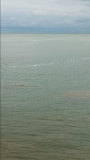 A cloudy humid morning waves off South Pier Gorleston-on-Sea Great Yarmouth 11:42 220726 #norfolk