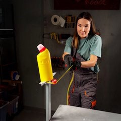 Recycled plastic bottle ♻️ into a 3D printed shell for her snail 🐌