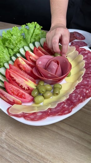 Super Recipes on Instagram: "A cold cuts platter that anyone can make, impress your guests. Ingredients: - Lettuce - 1 cucumber - 1 tomato - Salami - Mozzarella cheese - Sliced ​​ham to taste - Olives to taste"