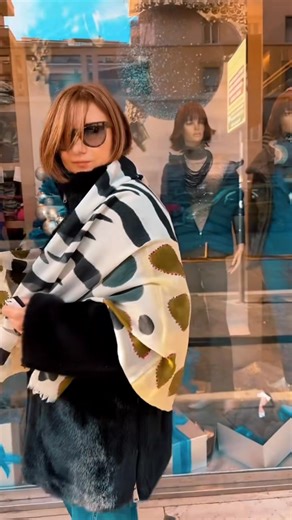 ✨ Tele d’artista da indossare Ci sono accessori che non scegli… ti scelgono loro. Le nuove sciarpe Bissoli sono così: appena le vedi, ti parlano al cuore. Pura lana, dipinte e ricamate a mano, leggere ma avvolgenti, capaci di trasformare anche il cappotto più semplice in qualcosa di speciale. Un dettaglio che illumina, un colore che emoziona, un piccolo capolavoro italiano da indossare ogni giorno. 📦 Per chi è lontano ma desidera acquistare i nostri capi, puoi scriverci su WhatsApp al 351/63391