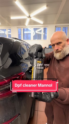 MANNOL DPF Cleaner 9958 Dodatek do oleju napędowego do czyszczenia i regeneracji wszystkich typów filtrów cząstek stałych (DPF) bez demontażu i demontażu. Nadaje się do wszystkich rodzajów oleju napędowego i do wszystkich typów silników wysokoprężnych wyposażonych i nie wyposażonych w automatyczne systemy regeneracji DPF. Szczególnie polecany do samochodów poruszających się po mieście (w korkach) i/lub przy paliwie niskiej jakości. Regularne stosowanie pomaga przywrócić DPF do ustawień fabryczny