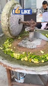 Amazing grinding chilli machine. #karen #grindingmachine | Cha Nuee Mulu