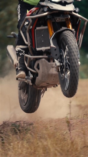 Initiation au saut avec @julienjagu83 au guidon de sa Triumph Tiger 900 Rally Pro ! (Réalisation @eddytertrais ) | Triumph Motorcycles