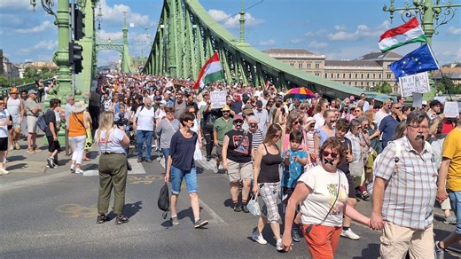 Ezrek meneteltek némán Budapesten, az "átláthatósági törvénytervezet" ellen tiltakozva