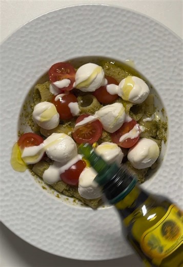 Recette rapide de pâtes tomate mozza et anchois