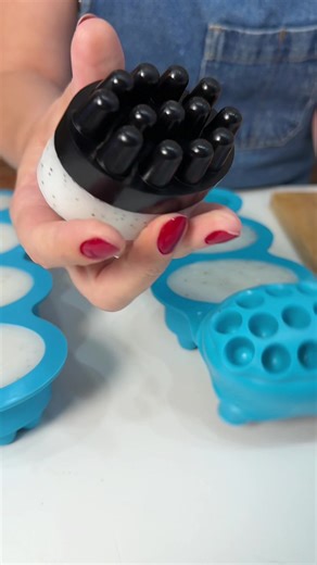 Carvão ativado mentol 🖤🌿 Esse é um sabonete artesanal , pensado para cuidado e sensação de frescor. Você tem vontade de aprender a fazer sabonetes assim também? Preparei um e-book com todo o passo a passo 20 receitas para quem quer começar com segurança. Link está na bio #saboaria #saboariartesanal #saboneteartesanal