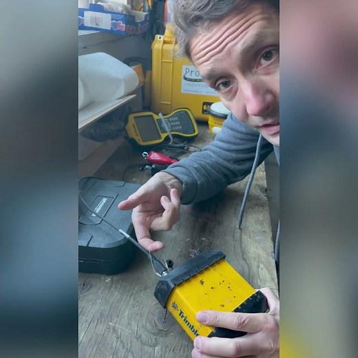 How to plug and unplug Trimble lemo cable to equipment.