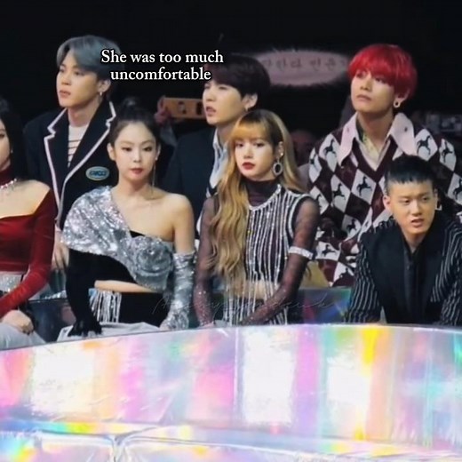 Taehyung being gentleman as always 💜 #jennie #taehyung #taennie #taennieedit #shortvideo