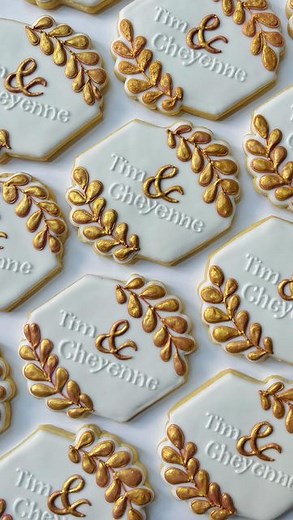 Cookie Canvas MTL on Instagram: "Why Pink? Been playing around with the best colours to use when painting over with gold.. lighter pinks work best, greens too. Any bakers/decorators have a favourite technique? I.e. piping with gold icing instead of painting?? Comment or DM me!  . #pink #and #gold #painting #royalicing #icing #sugarcookies #wedding #dinner #desserttable #satisfying #satisfyingvideos"