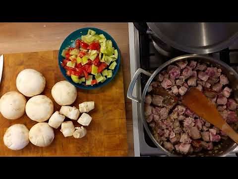 Bakonyi sertéspaprikás :-) Nagyon egyszerű , laktató és finom !