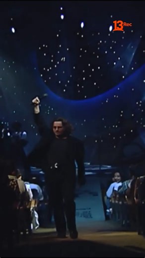 En 1996, @francosimonefs visitó #VengaConmigo y emocionó al público interpretando su clásico “Paisaje” desde la ciudad de Iquique 🌊✨ Bajo la conducción de José Alfredo Fuentes, el programa se transmitía en vivo, regalando una postal musical inolvidable 🎤💛 Revive estos grandes recuerdos cada domingo a las 22:00 horas por las pantallas de 13Rec 📺🌟 ¿Te acuerdas de ese momento? | REC TV