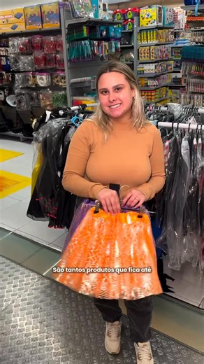 O SHOPPING DOS ACHADINHOS NA RUA XV EM CURITIBA! 😱🛍️ Galera, essa é uma das maiores lojas de variedades e achados em Curitiba, por lá você encontra inúmeros produtos no precinho. 🤏 Localizada na Rua XV de Novembro, ao lado do prédio histórico da UFPR, o @bazarcuritiba.cwb conta com 2 andares e produtos para tudo que você precisa, como maquiagem, acessórios, brinquedos, roupas, decoração, utensílios domésticos e muito mais! 😅 Sério, são tantos produtos que fica até difícil escolher o que leva