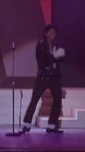 Today’s mini-documentary is all about Wylie Draper - the actor that portrayed Michael Jackson in the made-for-tv film. #wyliedraper #thejacksons #michaeljackson #rrg #realrealitygossip