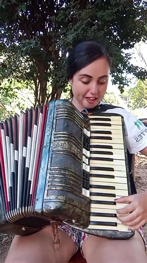 Ester Sanfoneira: Música com Acordeão ao Vivo