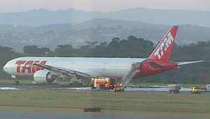 Boeing 777 lands in an emergency and closes the runway at Confins Airport
