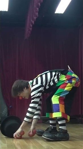 Juggling five balls is difficult to handle. #clown
