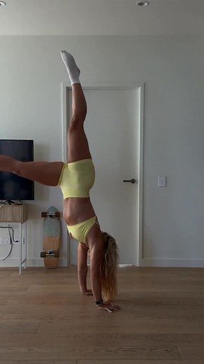 Training to be upside down >> full fit @aybl code STEPHSTORM I don’t train purely for aesthetics, I train for function which means I keep things really simple. I don’t do loads of accessory work, I literally try to focus on a couple heavy compounds and then lots of body weight movements (I normally do tricep dips instead of cable push downs) and I train to failure a lotttt. I used to think I needed to do a dedicated push and pull day within my weekly gym routine but honestly I think I’ve seen mo