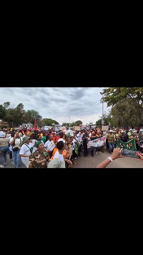 Residents of Mamelodi have gathered outside the Mamelodi Magistrate’s Court as a 38-year-old man accused of murdering cousins Tshiamo (22) and Baleseng Moramaga (21) make his first appearance. The women were found shot execution-style in Mamelodi East Extension 17 on Sunday, 26 October 2025. A third person was also injured and is in hospital. Authorities have condemned the killings as part of South Africa’s ongoing fight against gender-based violence, while the community demands justice. 🎥 Kaya
