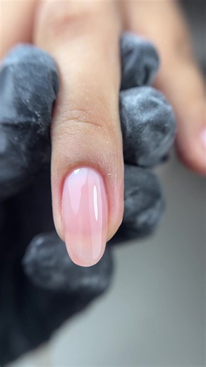 Obviamente primero realizamos una manicura más que pro 🤭, siempre antes de un gel debes poner una base ✨! Ya probaste esta técnica? Te gustó? Te ha funcionado? O la odias 🤭? #nailstech #uñasrotas #nailtutorial #nailtiktok #manicuraperfecta