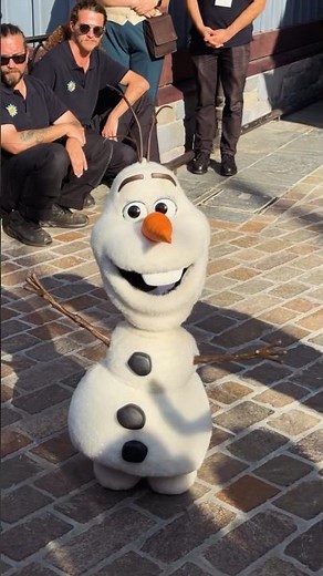 Would you wait in this huge crowd just to meet Olaf at Disneyland Paris? ☃️💙✨