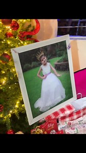 Esta noche no vengo a contarles lo triste que me siento por no tener a mi pequeña Allison conmigo! Vengo con el corazón lleno de amor a desearles una feliz navidad, que el amor llene sus hogares y que a pesar de que hoy hay sillas vacías disfrutemos y amemos mucho a quienes hoy están con nosotros Un fuerte abrazo para todos los queremos mucho 🫂🦋❤️ Allison en acción está presente 🦋✨ Agradecerles que estén conmigo un año más en este camino de el recuerdo | Allison en accion