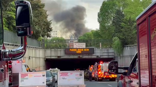 NEW VIDEO ‼️‼️#WashingtonDC A bus has caught on fire near the 9th st tunnel adjacent to the National Mall. A large DC Fire and EMS response has been activated. Smoke can be seen throughout the DC region.