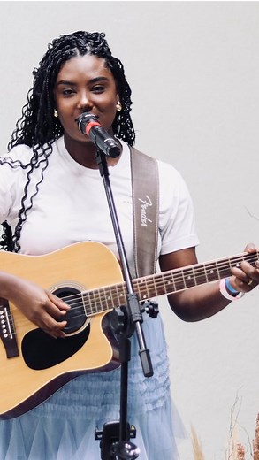 Keilla | Cantora • Influencer • Vocal Coach✨ on Instagram: "Enquanto cantava, a presença de Deus veio de uma forma tão intensa que eu simplesmente não conseguia mais cantar. Só chorava. Só sentia. Só adorava. Foi um momento marcante. Estar com mulheres que têm o mesmo propósito só faz tudo ser ainda mais especial. Isso é o que eu nasci pra viver. Isso é quem eu sou. Para agendas: (31) 9 8118-9292 O link está na bio e entra direto em contato com minha assessoria."