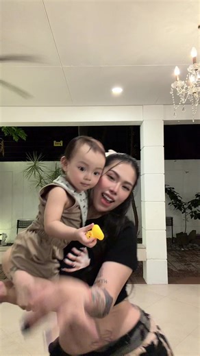 Gusto magtiktok ng mama mo kaso gusto palagi ng baby ng buhat 😅 | baby dancing baby