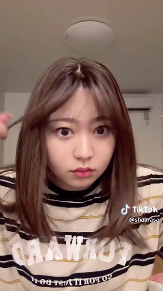 最近の好きな曲🎧♡ . ウィッグはピンクエイジの新商品👩‍🦲♡ レイヤーが入っていて今流行りのヘアスタイル💇‍♀️ 画像は全てノーカットなんだけど前髪の長さもちょうど良くて手植えだから前髪の毛が根本からふんわり！ 人工毛は届いてすぐに被れる＆湿度も関係ないのが強い😳 そしてレイヤーだから髪の毛まとめても顔周りの毛が自然と落ちてきて本当可愛い😵🤍 ウィッグだと顔まわりカットできる美容室探すのにも労力使うし、ちょっと大変…って思ってる方にぴったりの商品かも🫶 着用ウィッグ🎀 ショップ:ピンクエイジ（https://www.pinkage.jp) 商品名:総手植えフルウィッグ) レイヤードウィンドカット シルビ（モースト原糸） カラー:ブラウン #PR#ピンクエイジ#PINKAGE#ウィッグ#フルウィッグ#総手植え#地毛のように自然