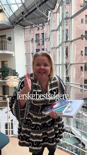 Vi har tre rykende ferske bestselgere🤩👏💃🏻 Du finner alle tre i nettbutikken til Nor på shop.norcommunity.com💫 «I lyset der står jeg» av Camilla Brusdal «Fra dude til diva» av Tone Vik «Oslo Interiors» av @Tone Kroken #forfatter #bøker #bestselger