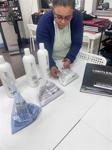 #excelcollegeaustralia #certificateiiihairdressing #colourclass #skills4life #practicalclass #education #limitlesshairglobal #amrhairandbeauty #Limitless #collaboration #education @THDang @Limitless Haircare